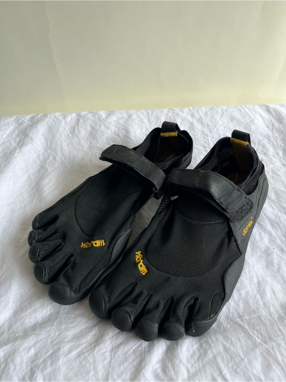 Vibram Fivefingers Barefoot Running Shoes Men’s Sz 41 Black Yellow Velcro EUC